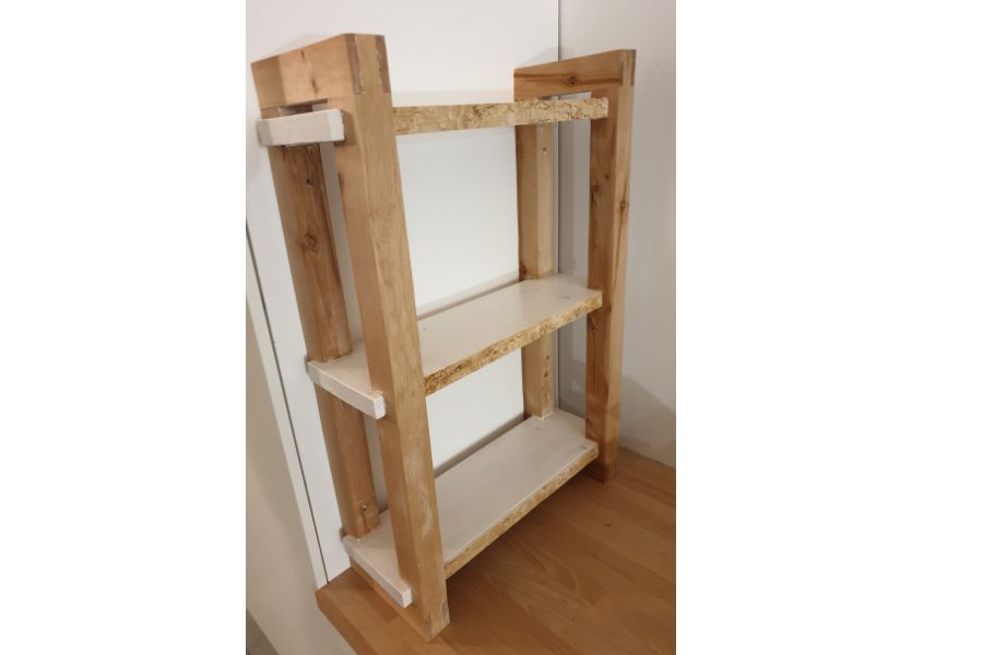 kokopuiset kalusteet seinähylly